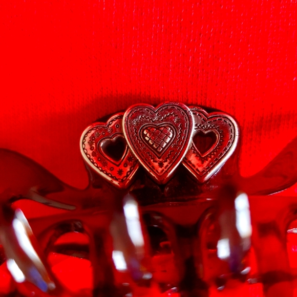 BRIGHTON HAIRCLIP with Hearts and BRIGHTON Heart Charm. - Picture 4 of 7